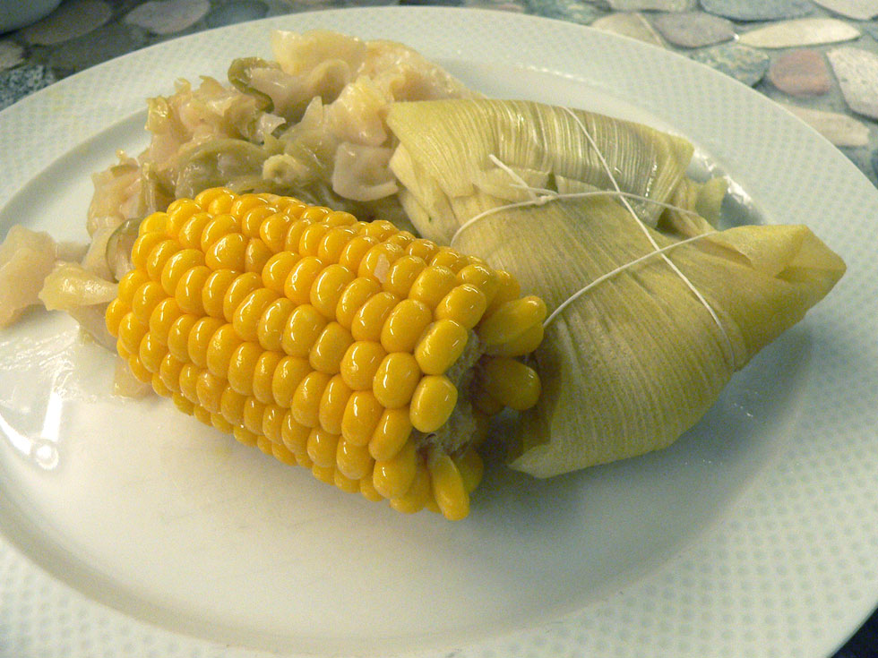 Humitas aus Maisblättern mit Maisfüllung und Zwiebeln